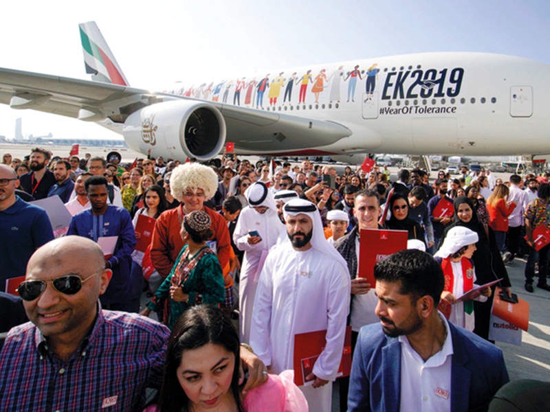 145 جنسية وخليط من ثقافات العالم على رحلة "طيران الإمارات" التاريخية